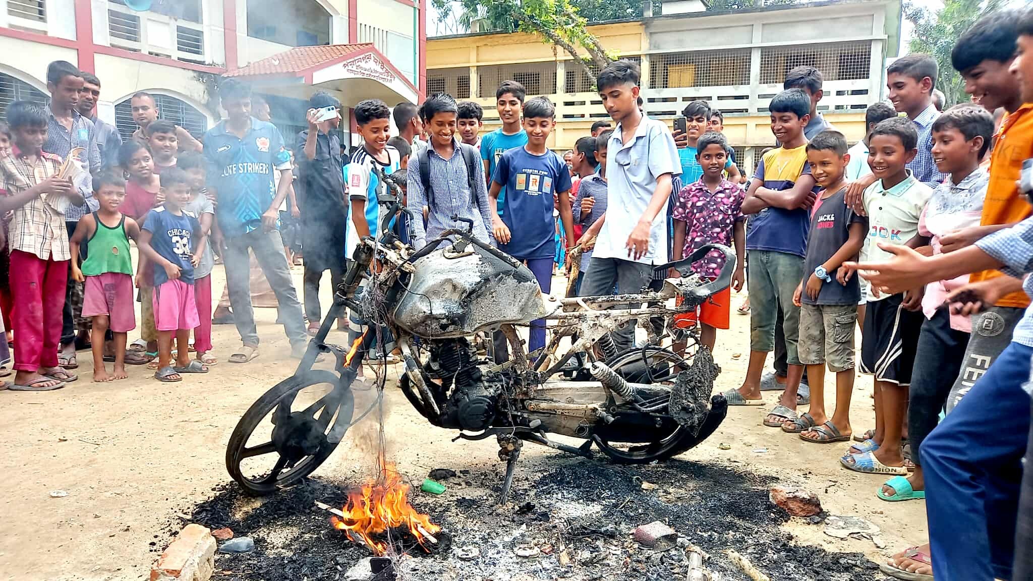 মান্দায় শিক্ষার্থীদের বিক্ষোভে প্রধান শিক্ষককে পদত্যাগ, গাড়িতে আগুন